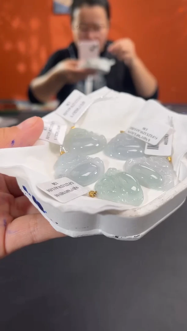 18K金镶嵌挂件翡翠边城刀客/403283/多样性发一/配皮绳发