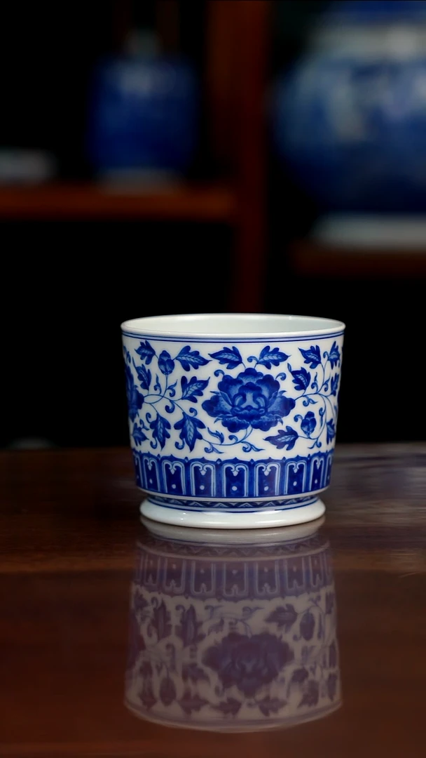 柴窑青花缠枝牡丹主人杯