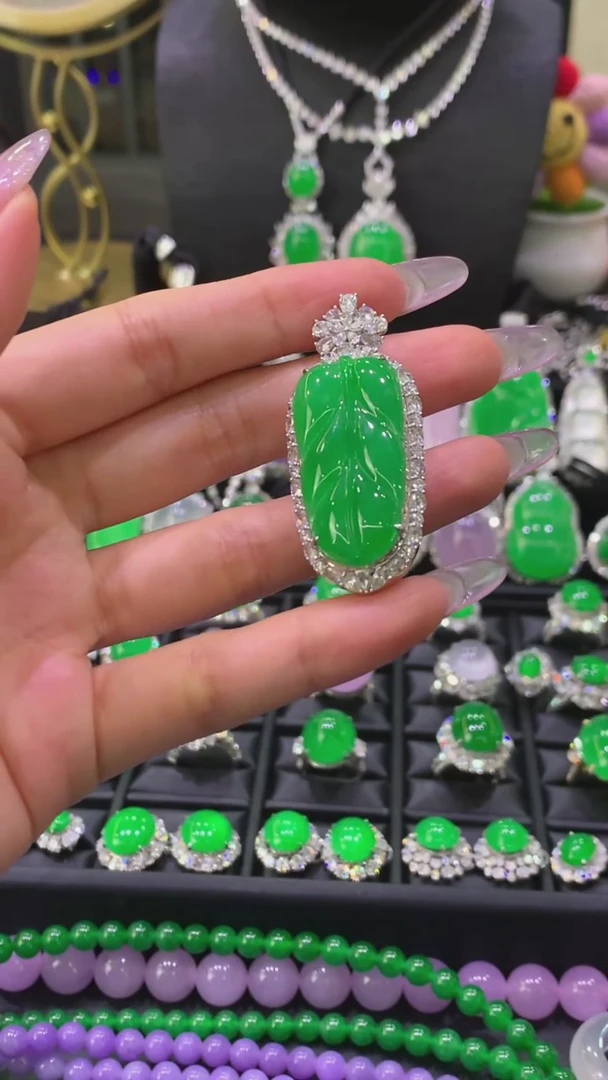 颈饰18K金镶嵌翡翠吊坠