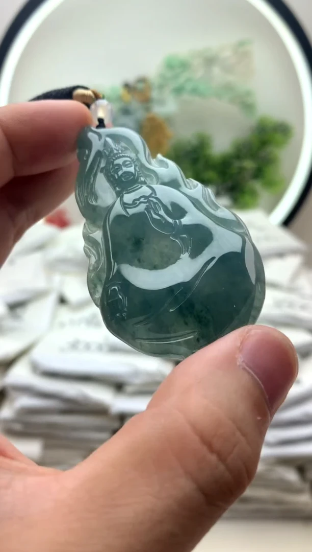 颈饰未镶嵌翡翠素衣观音