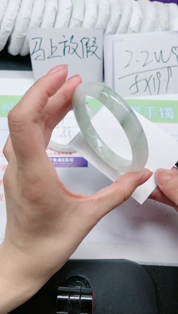 【闪购商品】石英质玉手镯未镶嵌320
