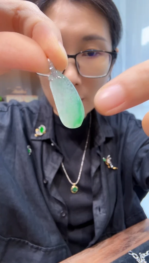 颈饰18K金镶嵌翡翠00003900