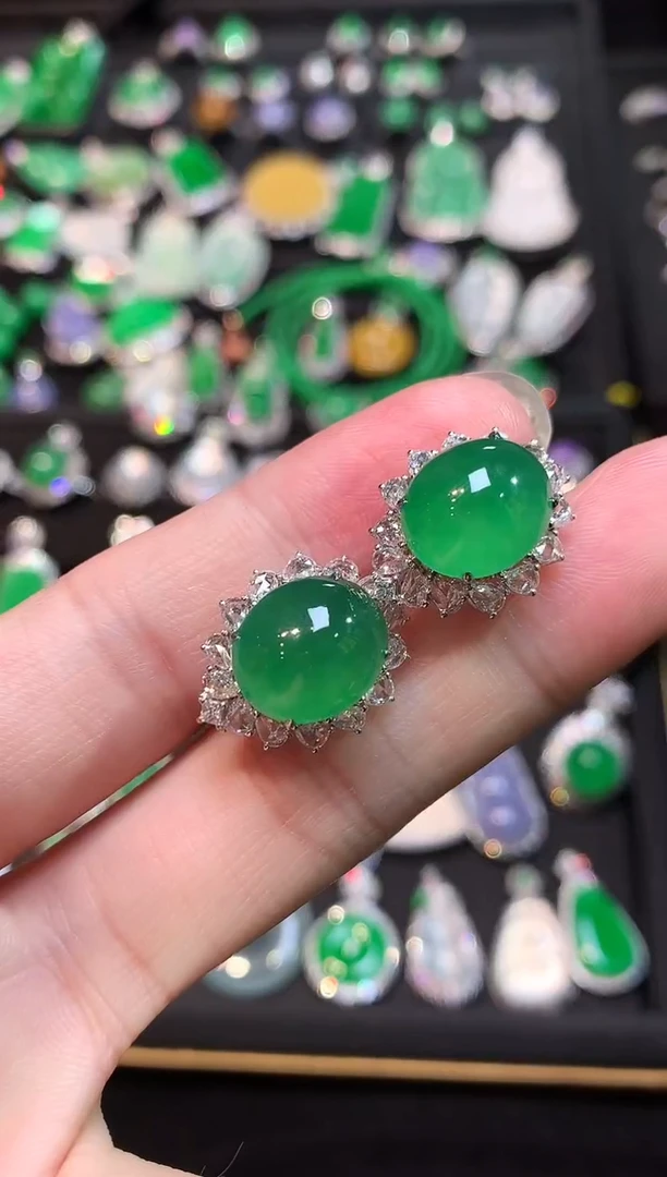 18K金镶嵌翡翠耳饰高冰满色满绿蛋面耳包