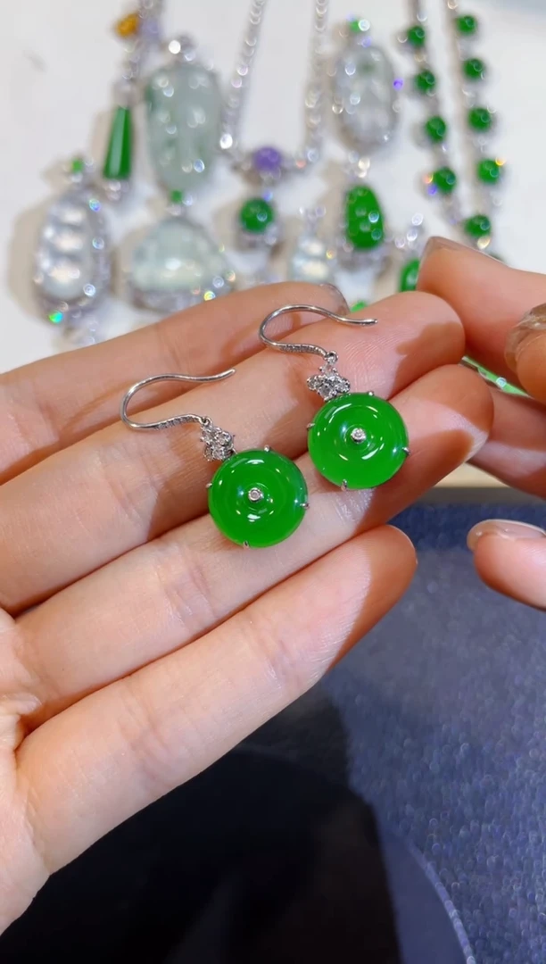 颈饰18K金镶嵌翡翠团购9