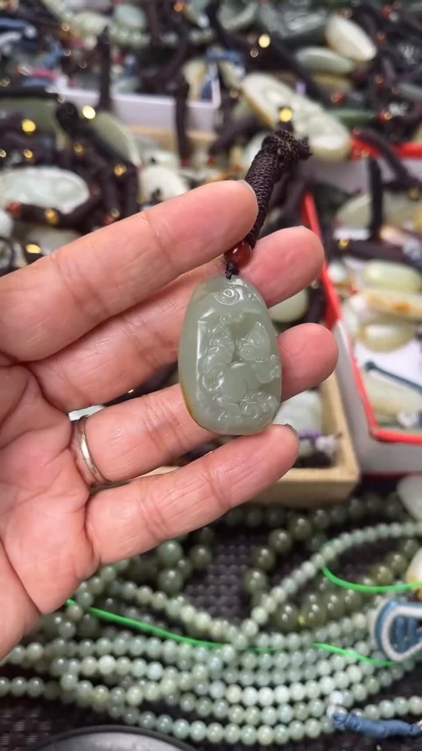 【闪购商品】和田玉颈饰未镶嵌多样性发货没有证书，拍一发一.有瑕
