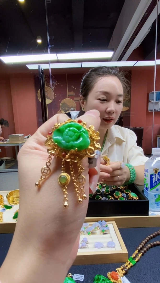 颈饰未镶嵌翡翠戒指