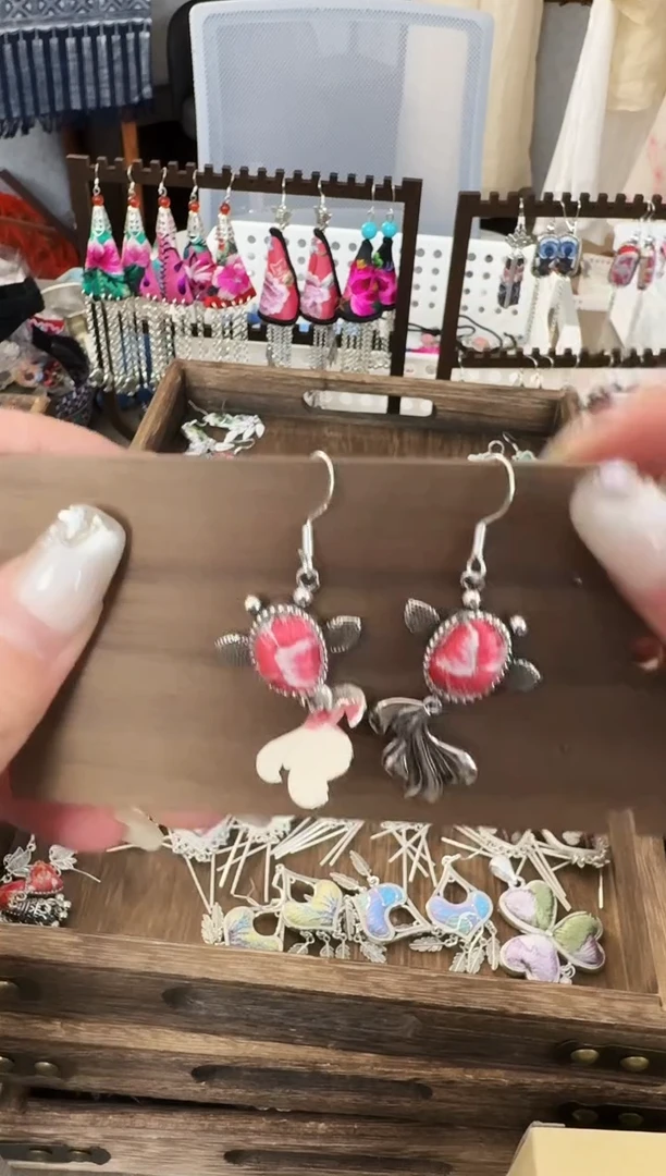 织绣云织瑶非遗老绣饰品170