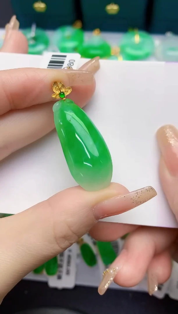 颈饰18K金镶嵌翡翠缅甸天然翡翠A货