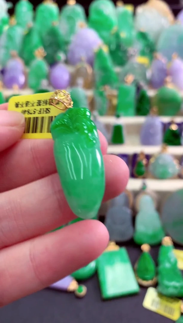 颈饰18K金镶嵌翡翠挂件