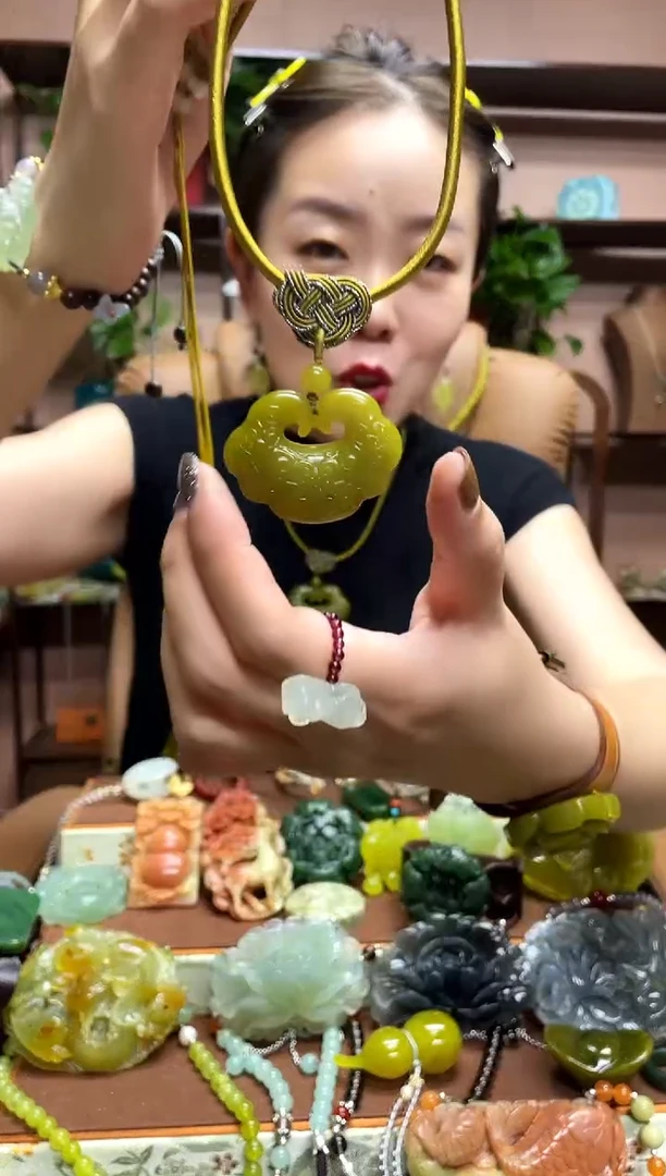 未镶嵌岫玉吊坠多样性发货发其中之一