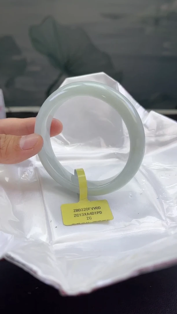 翡翠手镯未镶嵌翡翠手镯