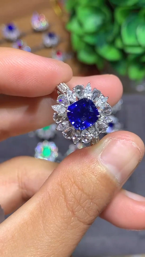 戒指蓝宝石18K金镶嵌2.0CT