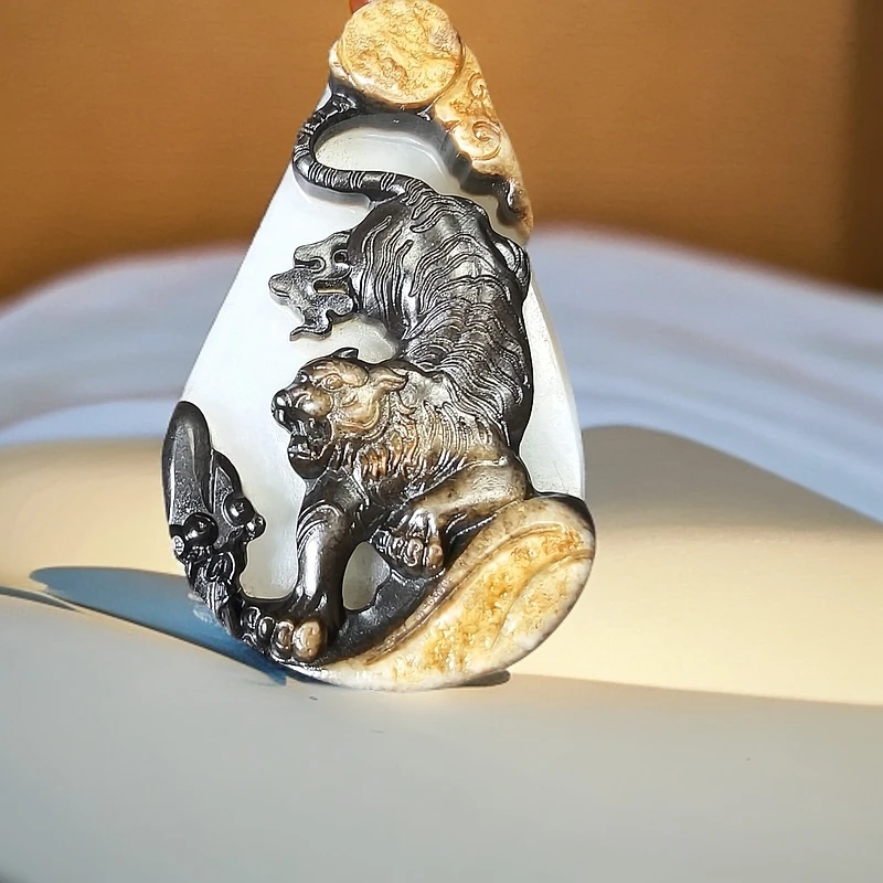 和田玉山料三色老虎吊坠