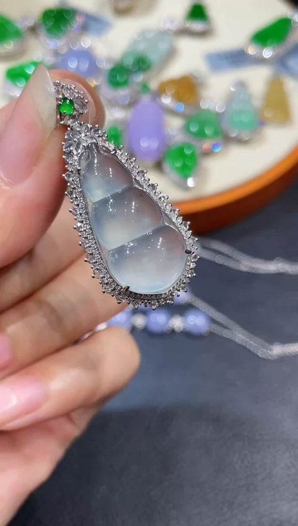 颈饰18K金镶嵌翡翠豆子