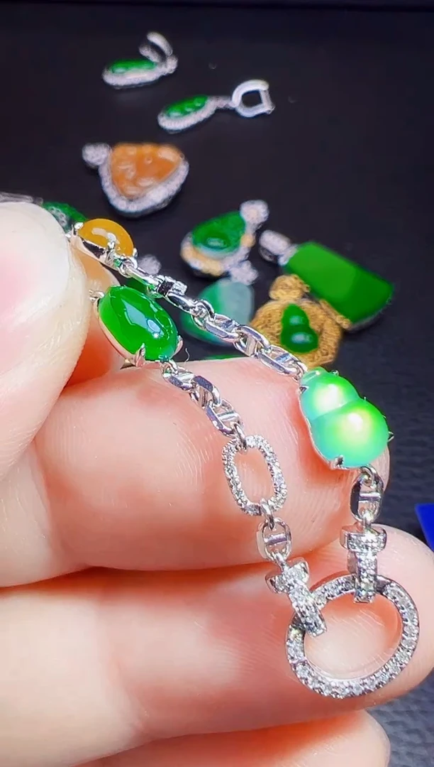 颈饰18K金镶嵌翡翠小****乐翡翠