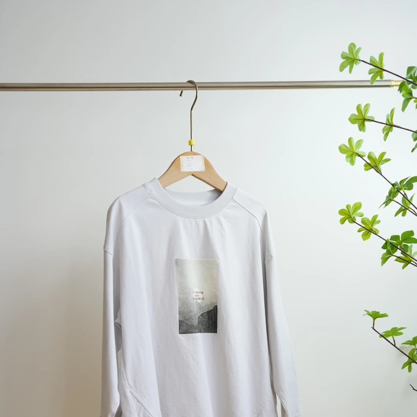 8817-灰白色太阳印花不规则下摆儿童长袖T恤