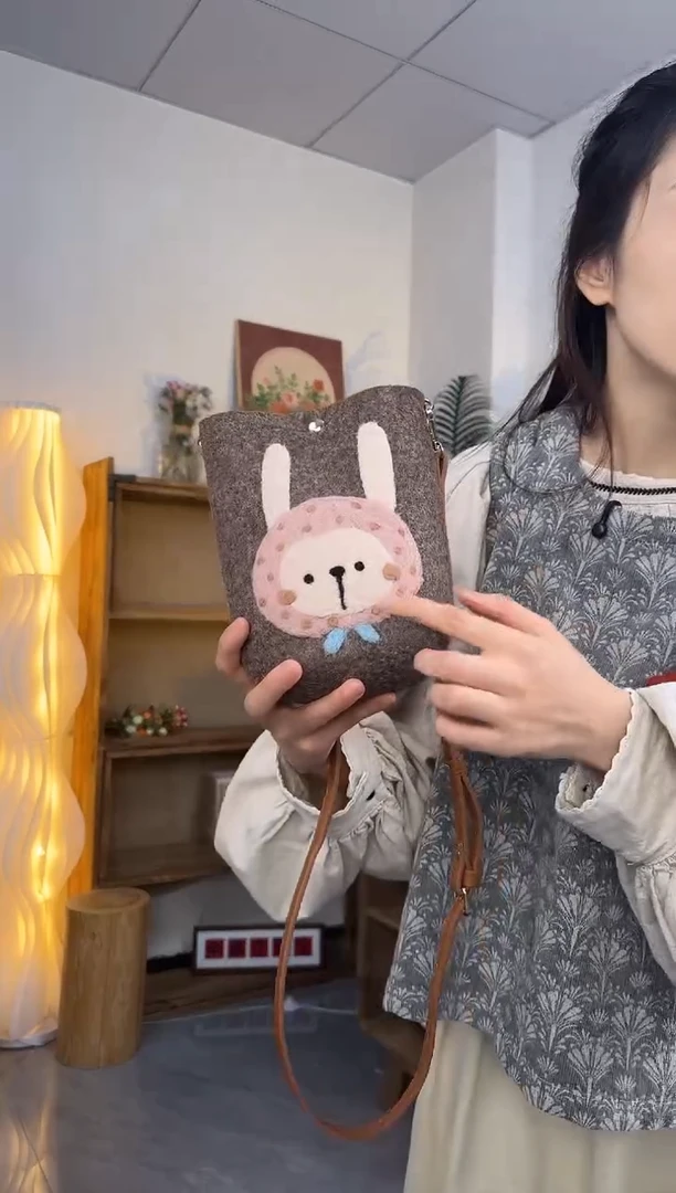 羊毛非遗纯手工包  手机包兔子