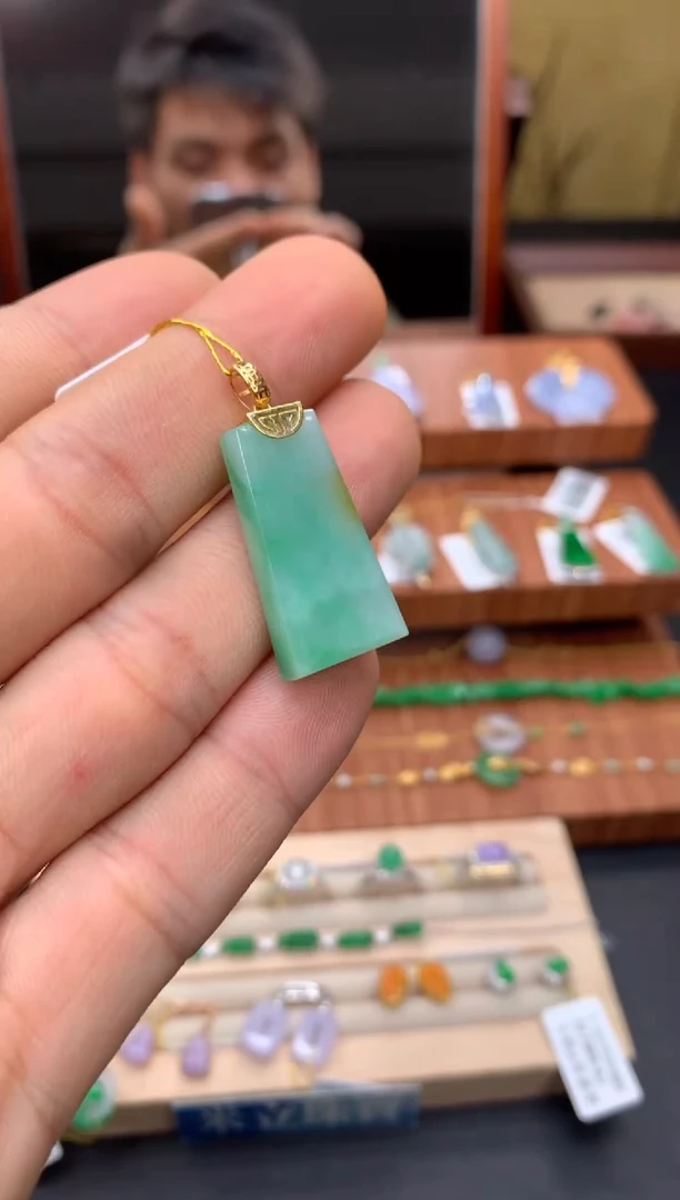 颈饰18K金镶嵌翡翠无事牌
