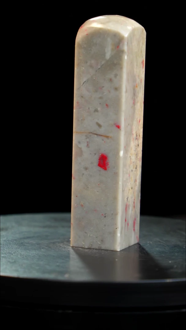 昌化石牛角鸡血石