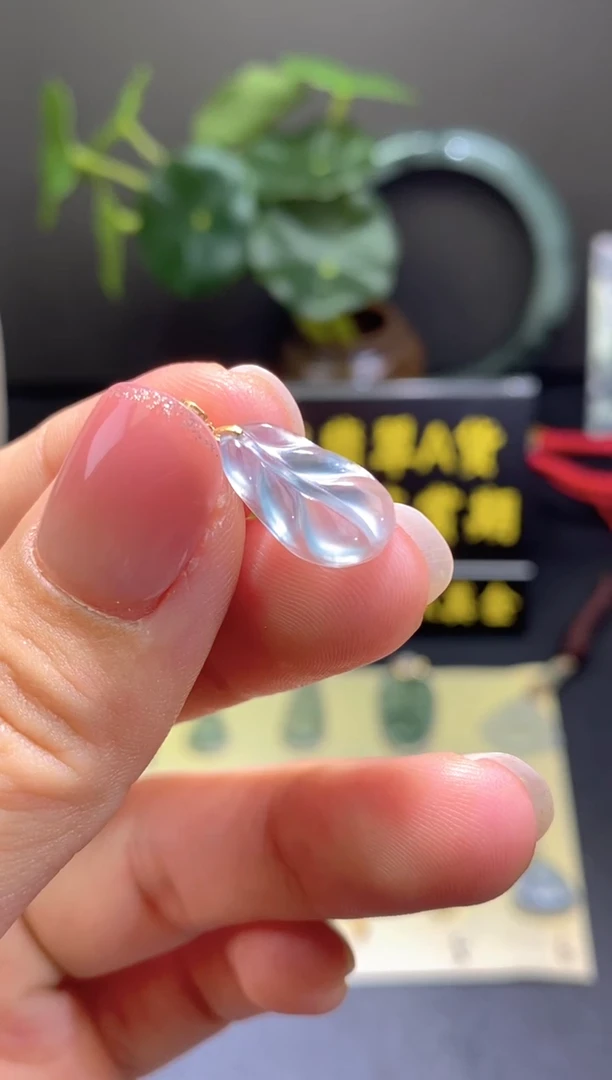 翡翠18K金镶嵌颈饰翡翠吊坠