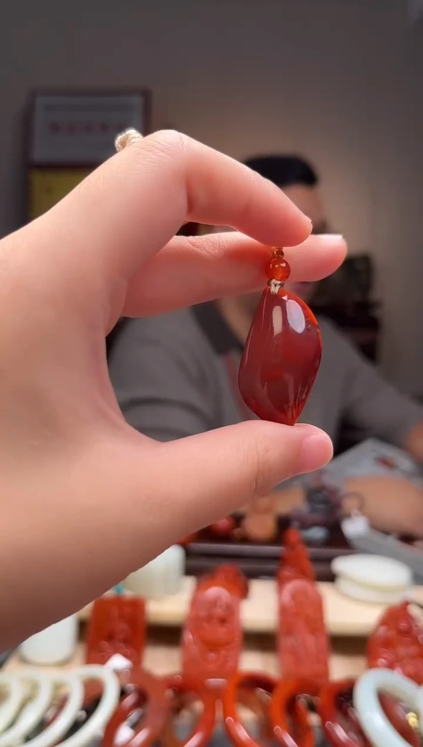 颈饰未镶嵌南红玛瑙吊坠