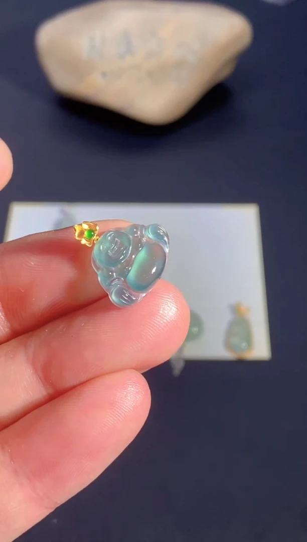 颈饰18K金镶嵌翡翠