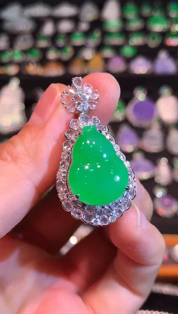 吊坠(赠链)18K金镶嵌翡翠满冰满色正阳绿葫芦吊坠