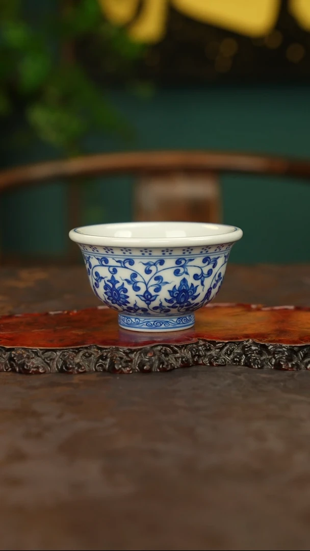 青花手绘缠枝莲主人杯