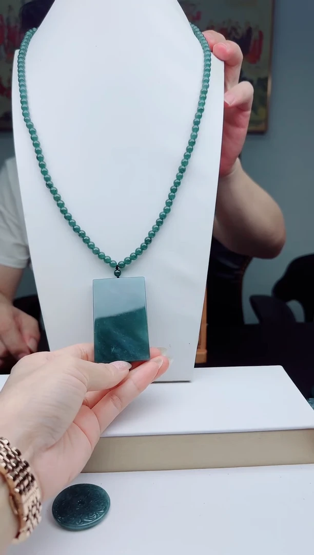 翡翠未镶嵌颈饰多样性发其一