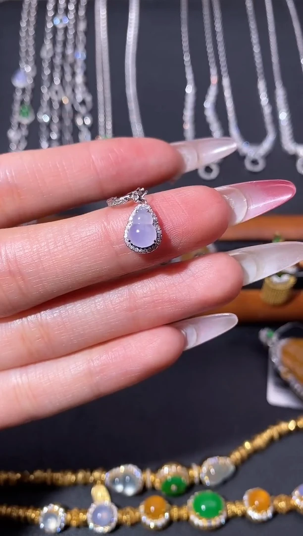 颈饰18K金镶嵌翡翠吊坠