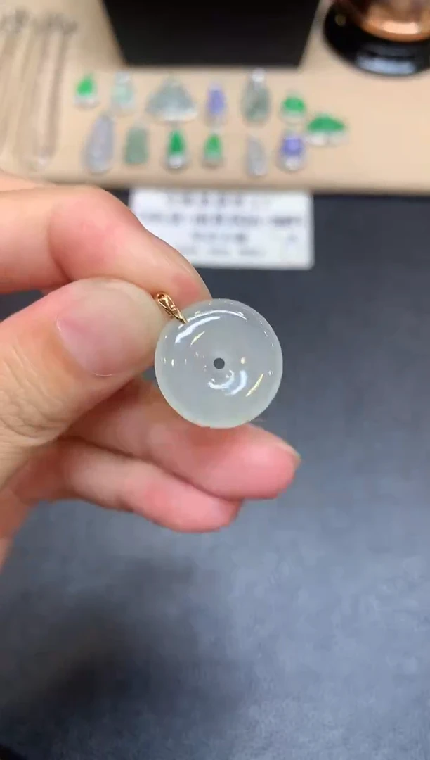 颈饰18K金镶嵌翡翠平安扣【无服务费