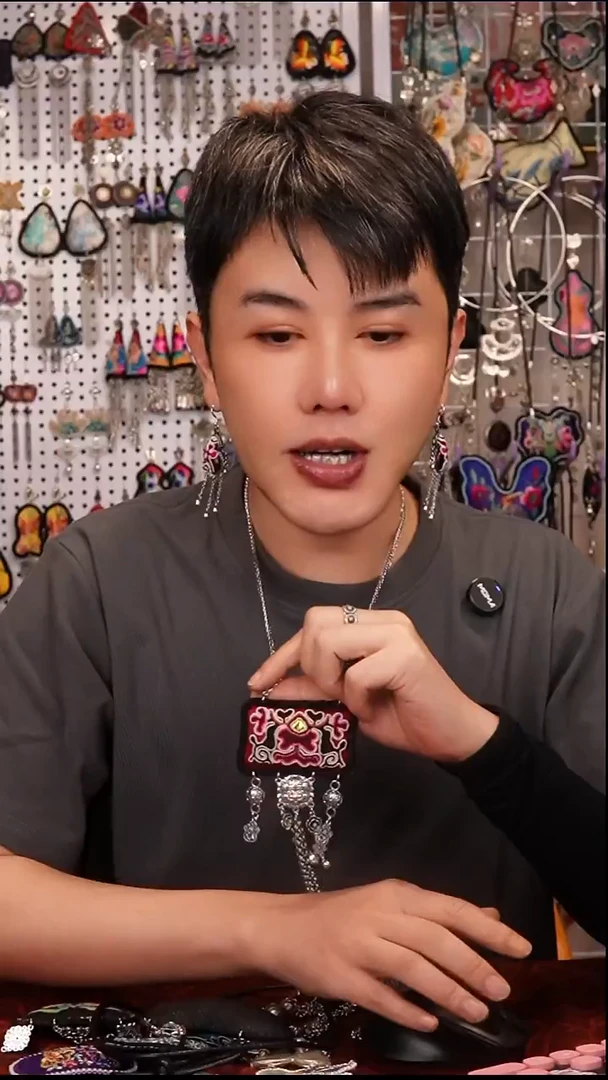 织绣免****麦刺绣吊坠00002