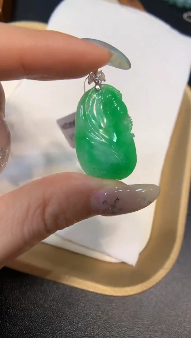 颈饰18K金镶嵌翡翠福瓜