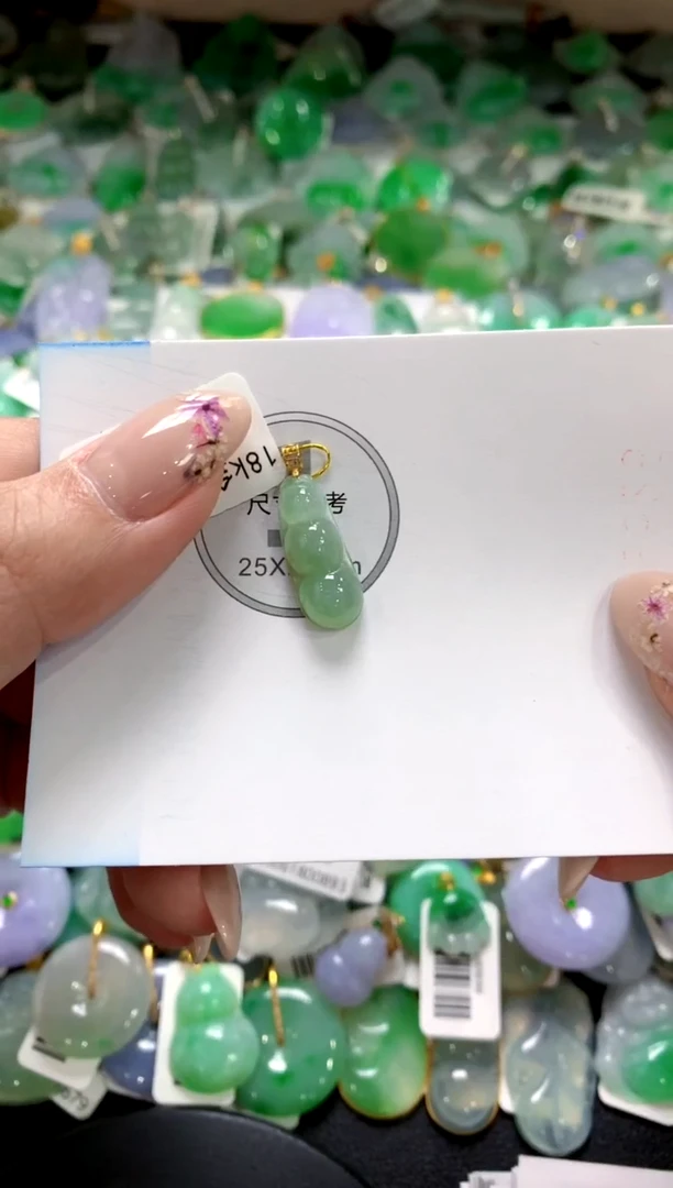 翡翠18K金镶嵌颈饰1111111111111111