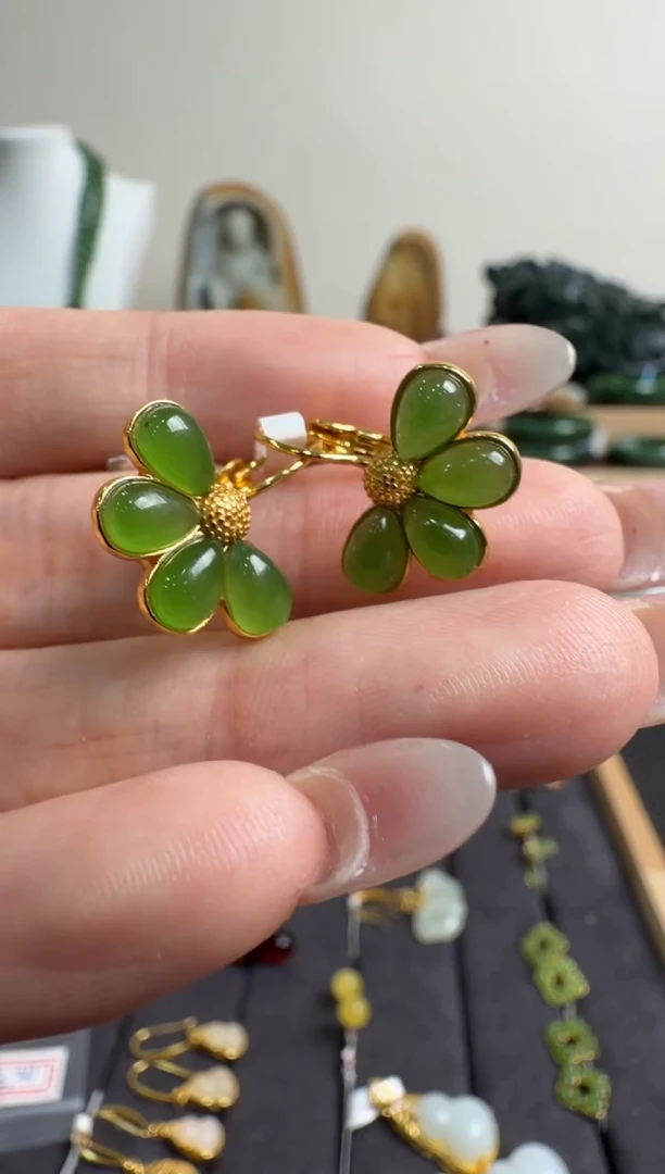 颈饰未镶嵌和田玉耳饰一对