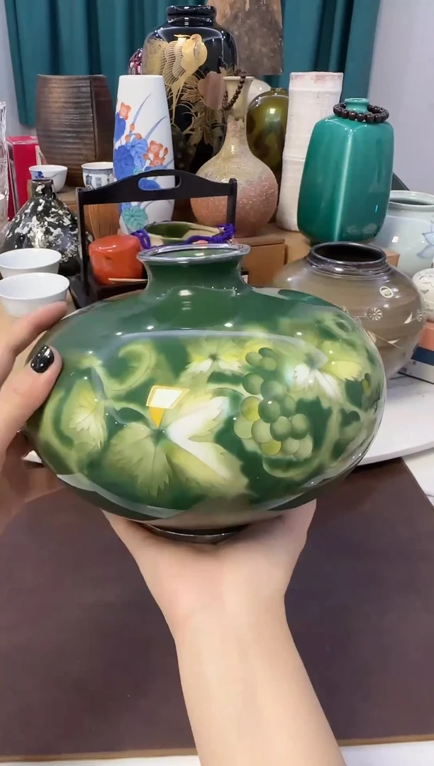绿色大花瓶········