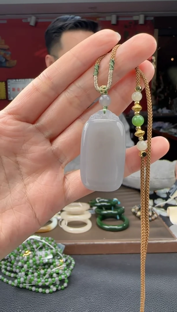 颈饰未镶嵌和田玉烟紫无事牌吊坠