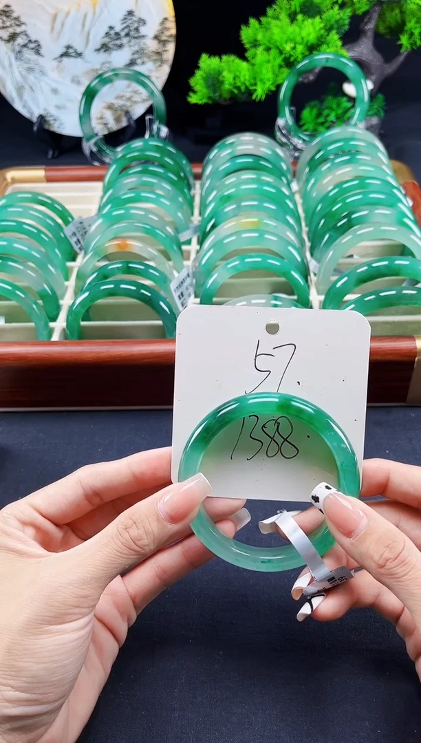 未镶嵌手镯石英质玉（非洲翠）手镯