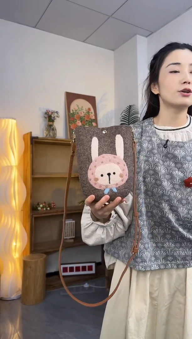 羊毛非遗纯手工包  手机包兔子