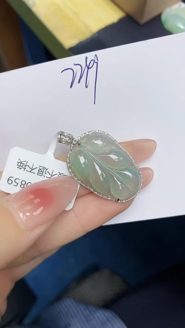 翡翠18K金镶嵌颈饰 天然缅甸翡翠A货