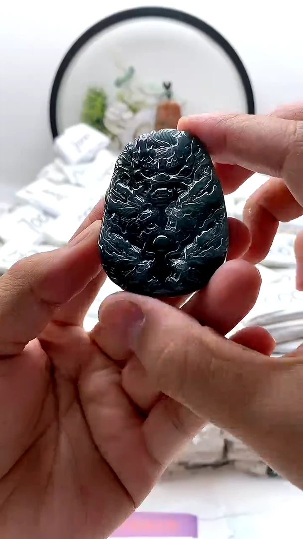 翡翠未镶嵌颈饰九龙