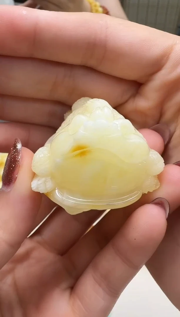 未镶嵌琥珀裸石如图