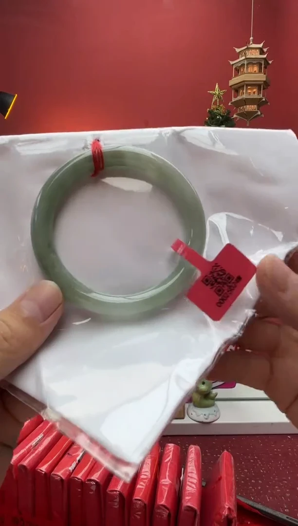 未镶嵌手镯（圆镯）翡翠**翡翠手镯1