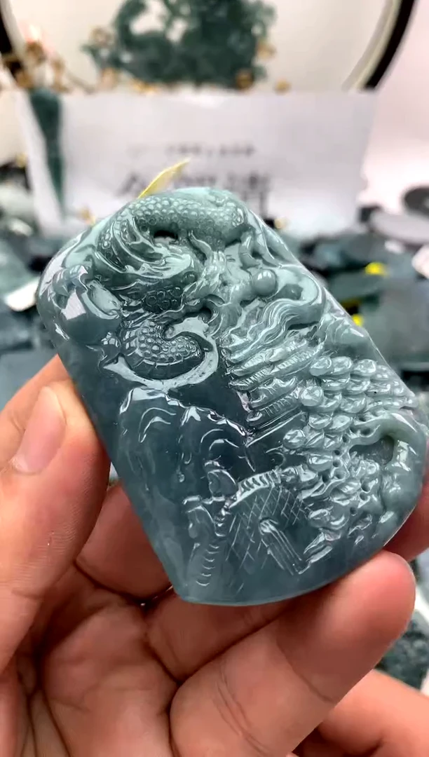 翡翠未镶嵌颈饰龙牌
