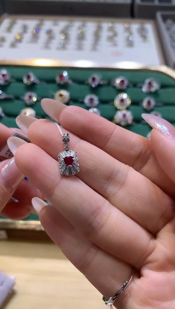 18K金镶嵌吊坠红宝石吊坠