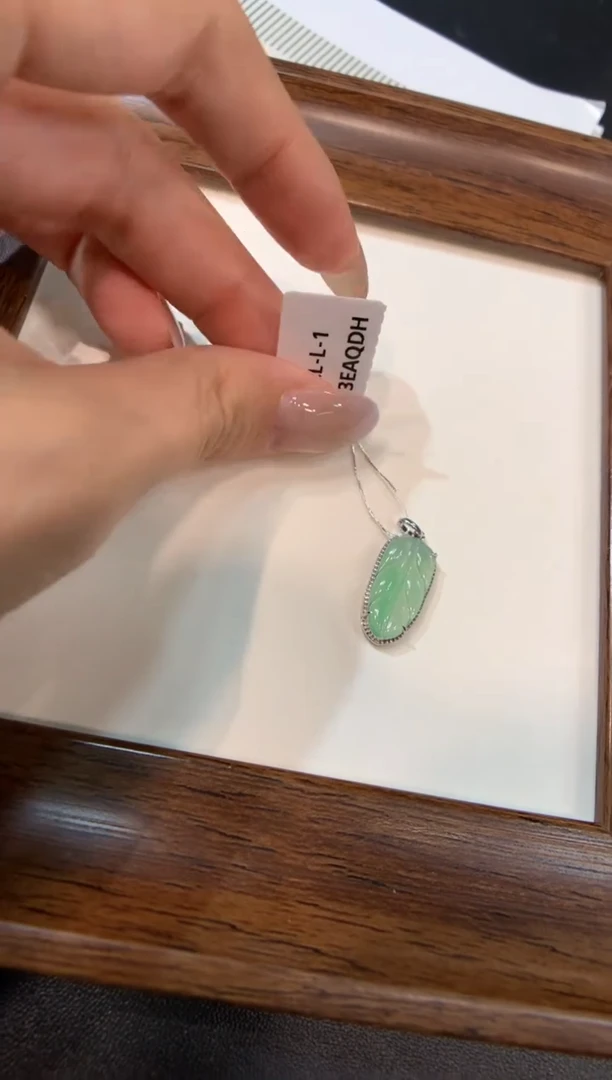 颈饰18K金镶嵌翡翠叶子