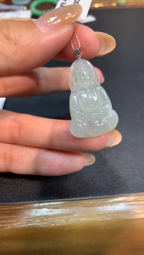 翡翠18K金镶嵌颈饰观音