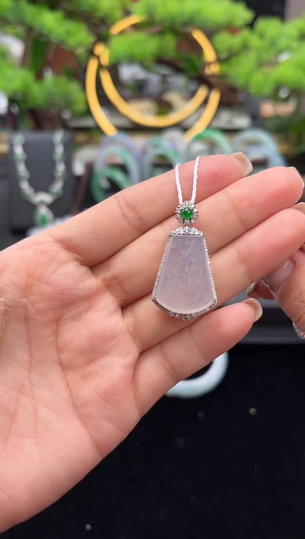 颈饰18K金镶嵌翡翠吊坠