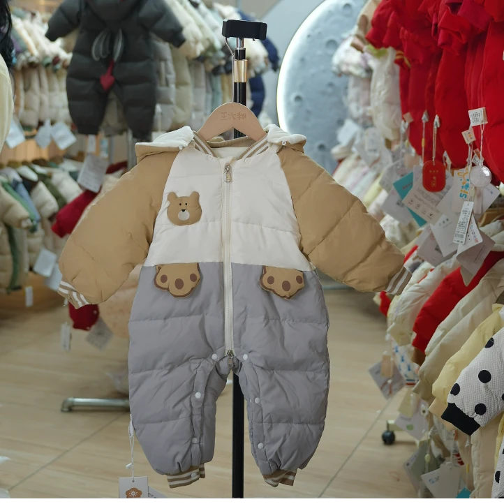 婴儿拼色海豹脚印连体羽绒爬服