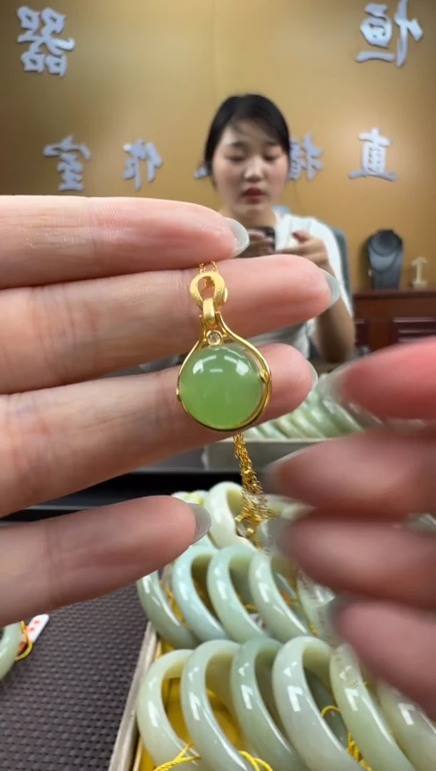 颈饰18K金镶嵌和田玉挂件